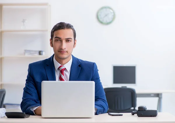 Νεαρός Άνδρας Επιχειρηματίας Που Κάθεται Στο Γραφείο — Φωτογραφία Αρχείου