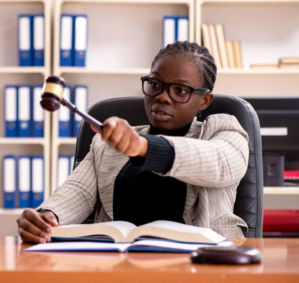 Чорна Жінка Адвокат Суді — стокове фото