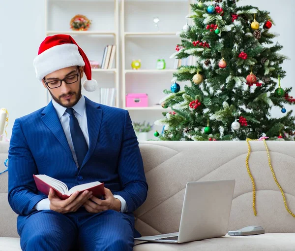 クリスマスの間家で働いているビジネスマンは — ストック写真