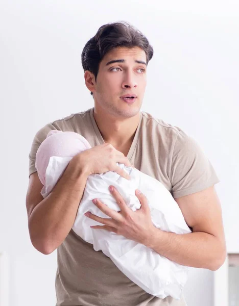 Joven Padre Disfrutando Del Tiempo Con Bebé Recién Nacido Casa — Foto de Stock