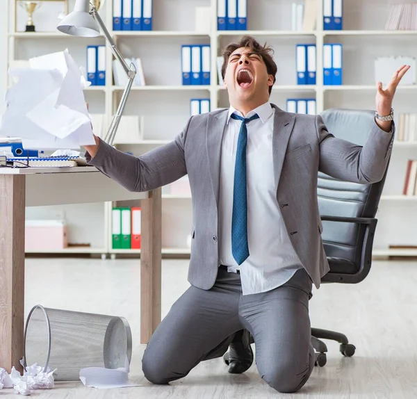 Θυμωμένος Επιχειρηματίας Σοκαρισμένος Που Δούλευε Στο Γραφείο Απολύθηκε — Φωτογραφία Αρχείου