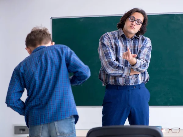 Der Lustige Männliche Lehrer Und Junge Klassenzimmer — Stockfoto