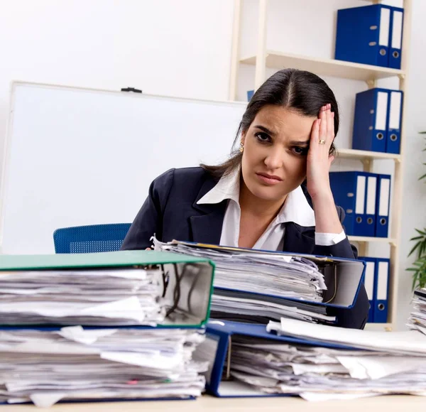 過剰な仕事に不満を持つ女社員 — ストック写真