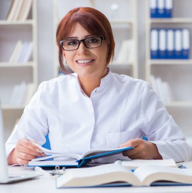 Laboratuvarda bir deney yürüten kadın bilim adamı.