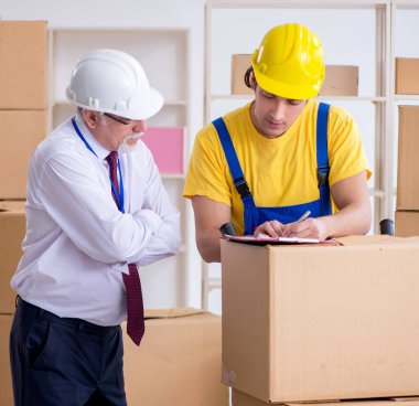 Profesyonel nakliyeciler evde yer değiştiriyor.