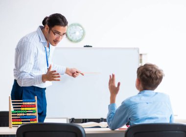 Genç baba oğlunun sınava hazırlanmasına yardım ediyor.