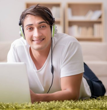 Evde çalışan ve müzik dinleyen serbest çalışan.