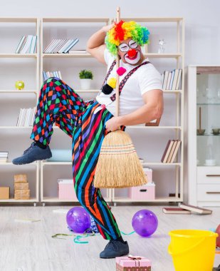 Komik palyaço evde temizlik yapıyor.