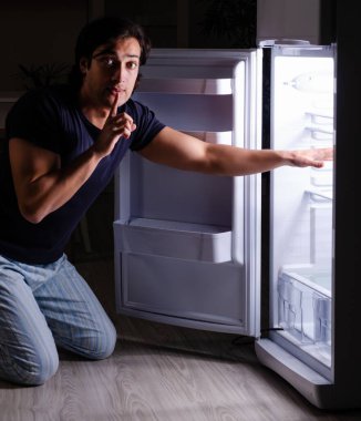 Geceleri buzdolabının yanında diyet yapmayan adam.