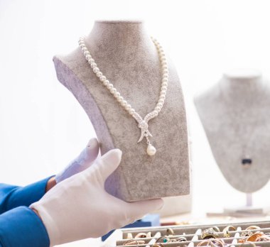 Genç kuyumcu atölyesinde çalışıyor.