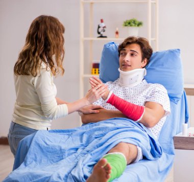 Hastanede yaralı kocaya bakan sevgili eş.