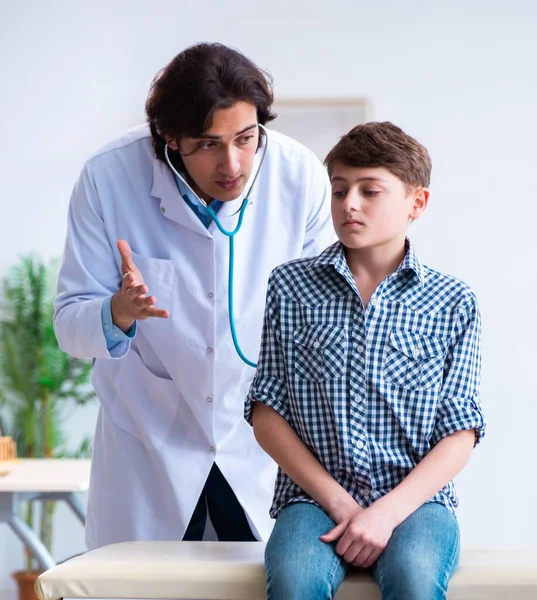 Der Männliche Arzt Untersucht Den Jungen Mit Dem Stethoskop — Stockfoto