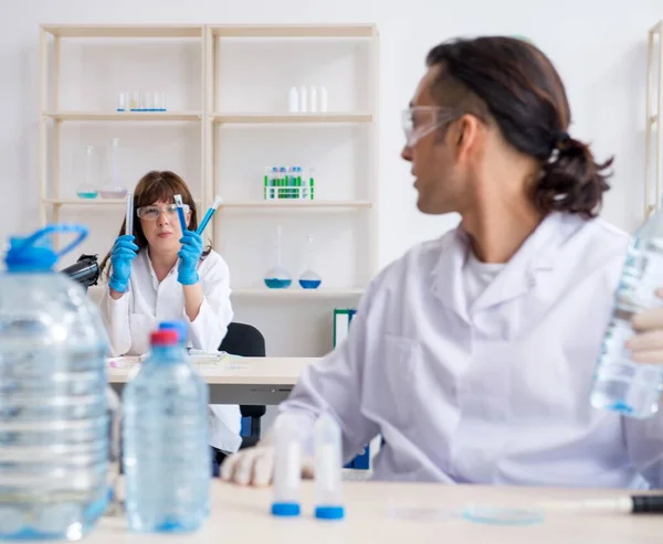 Twee Chemici Die Het Lab Werken — Stockfoto