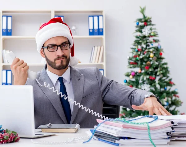 Молодой Бизнесмен Празднует Рождество Офисе — стоковое фото