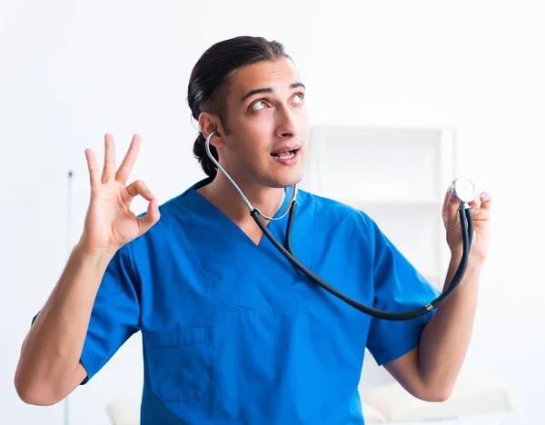 Joven Médico Que Trabaja Clínica —  Fotos de Stock