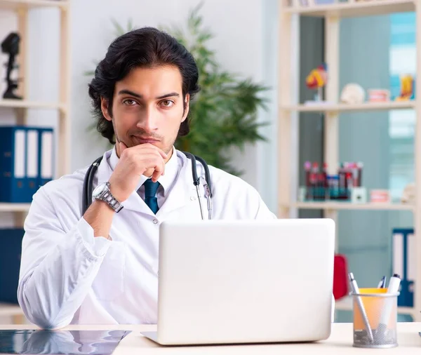 Den Unga Stiliga Läkaren Som Arbetar Kliniken — Stockfoto
