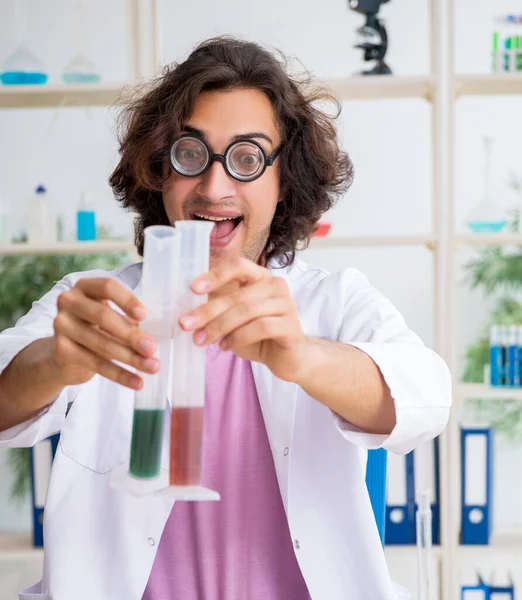 Grappige Mannelijke Chemicus Die Het Lab Werkt — Stockfoto