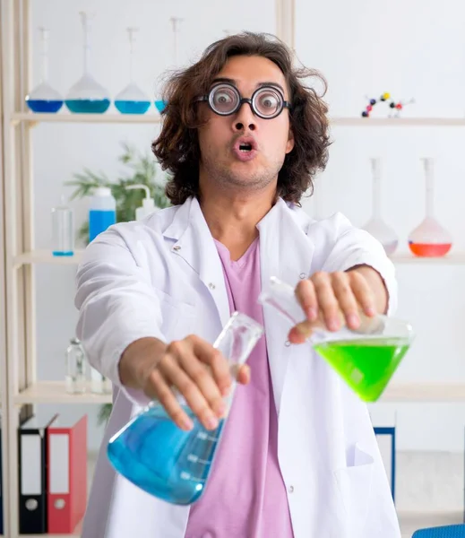 Смішний Хімік Чоловічої Статі Працює Лабораторії — стокове фото