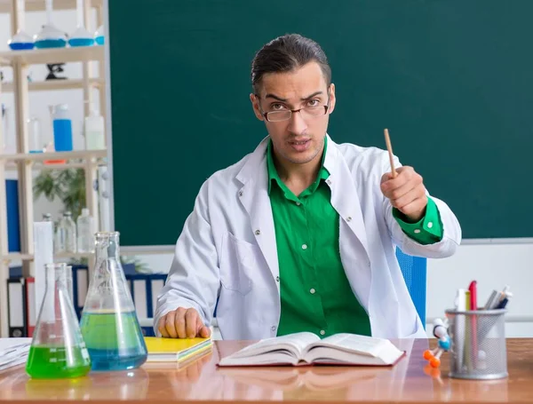 Der Junge Chemielehrer Vor Der Tafel — Stockfoto