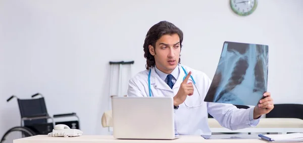 Den Unga Manliga Röntgenläkaren Som Arbetar Kliniken — Stockfoto