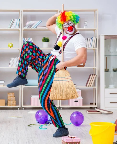 Der Lustige Clown Beim Putzen Hause — Stockfoto