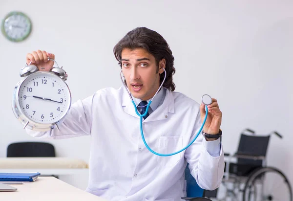 Der Junge Männliche Arzt Zeitmanagement Konzept — Stockfoto