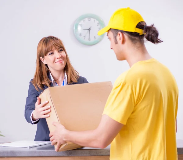 Young Male Courier Delivering Box Hotels Reception — Stock Photo, Image