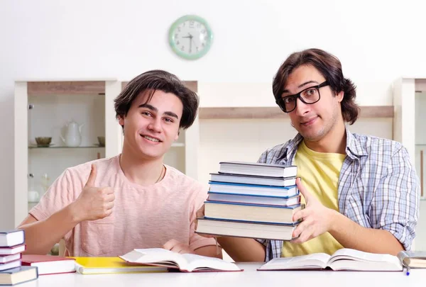 Due Studenti Maschi Che Preparano Gli Esami Casa — Foto Stock