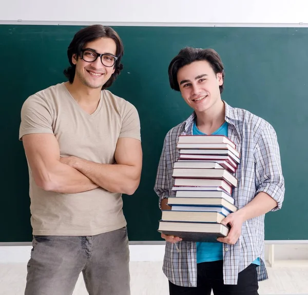 Δύο Άνδρες Μαθητές Στην Τάξη — Φωτογραφία Αρχείου