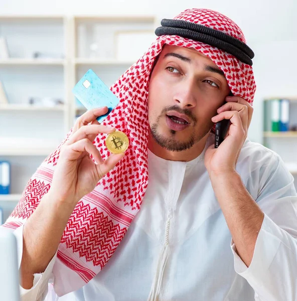Arabische Man Met Bitcoin Cryptogeld Mijnbouw Concept — Stockfoto
