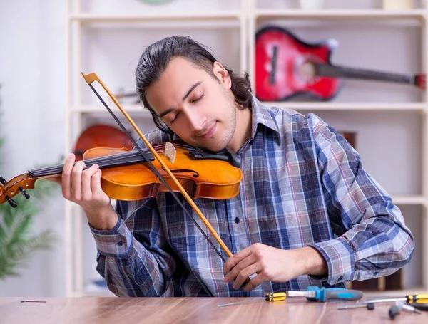 Jovem Bonito Reparador Reparando Violino — Fotografia de Stock