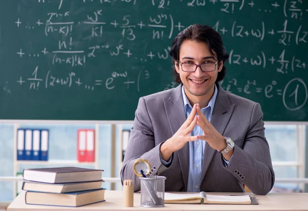Молодий Красивий Вчитель Математики Класі — стокове фото