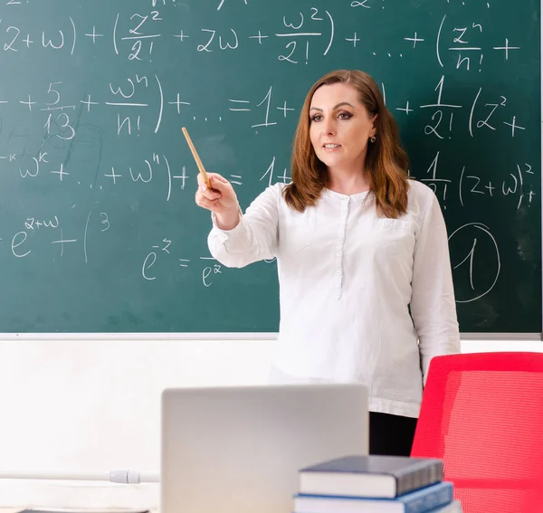 Guru Matematika Wanita Kelas — Stok Foto