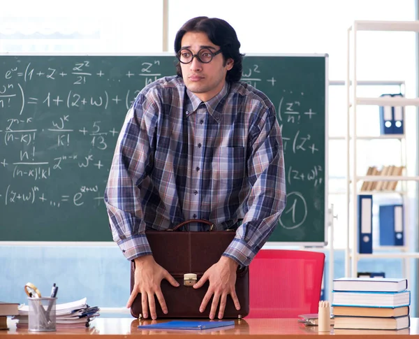 Молодий Смішний Вчитель Математики Перед Дошкою — стокове фото