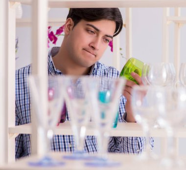 Genç yakışıklı adam dükkandan alışveriş yapıyor.