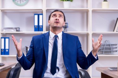 Ofiste çalışan yakışıklı genç işadamı.