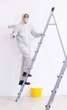 İnşaat alanında çalışan bir ressam.