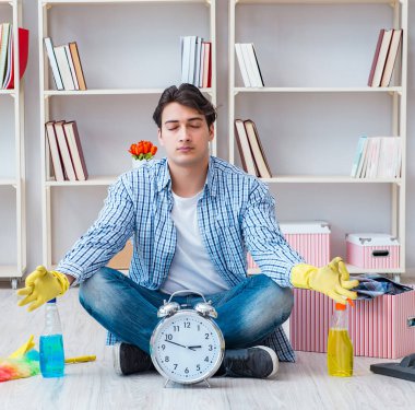 Evini temizleyen adam.