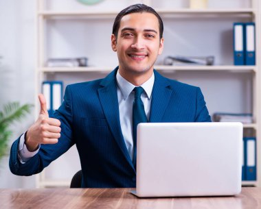 Ofiste çalışan yakışıklı genç işadamı.