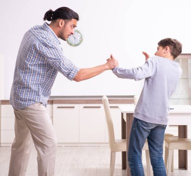 Baba, boynuzunu dövüyor ve cezalandırıyor.