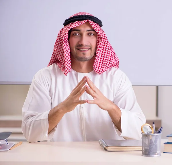 Beyaz Tahtanın Önündeki Arapça Öğretmeni — Stok fotoğraf