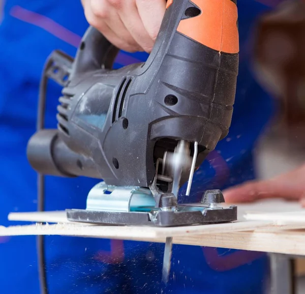 Jovem Carpinteiro Reparador Trabalhando Com Uma Serra Circular — Fotografia de Stock