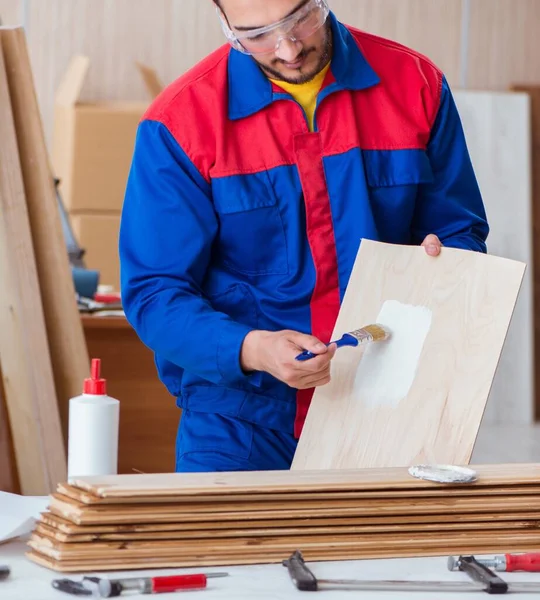 Young Reparatör Snickare Arbetar Med Färg Målning — Stockfoto