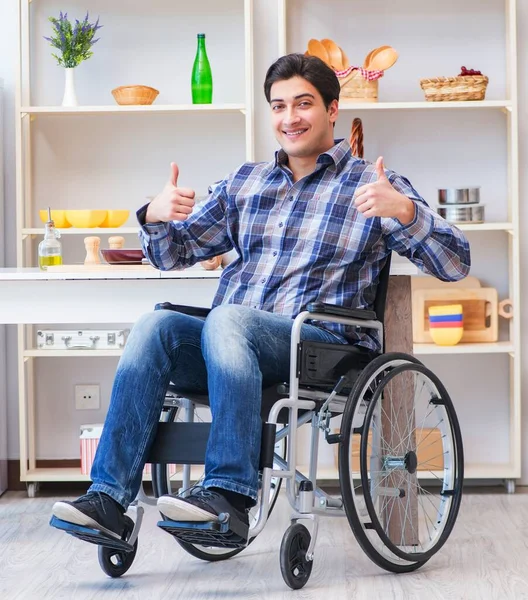 台所で働く障害のある若者の夫 — ストック写真