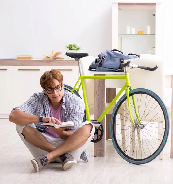 Studerande Pendlar Till Universitetet Med Cykel — Stockfoto