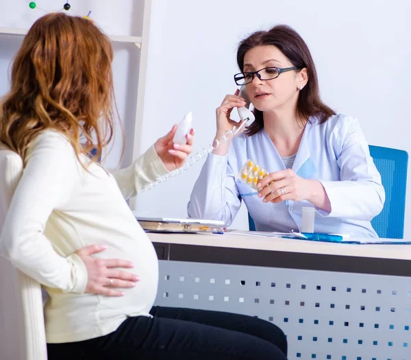 Jonge Zwangere Vrouw Bezoekt Ervaren Arts Gynaecoloog — Stockfoto