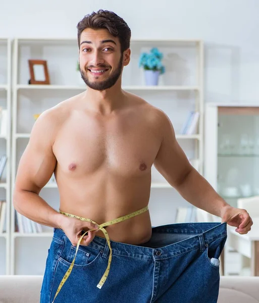 Człowiek Zbyt Dużych Spodniach Koncepcji Odchudzania — Zdjęcie stockowe