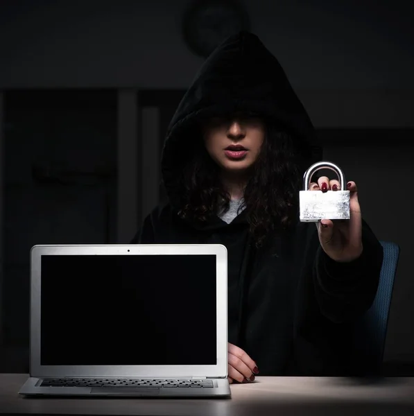 Hacker Wanita Meretas Firewall Keamanan Kantor — Stok Foto