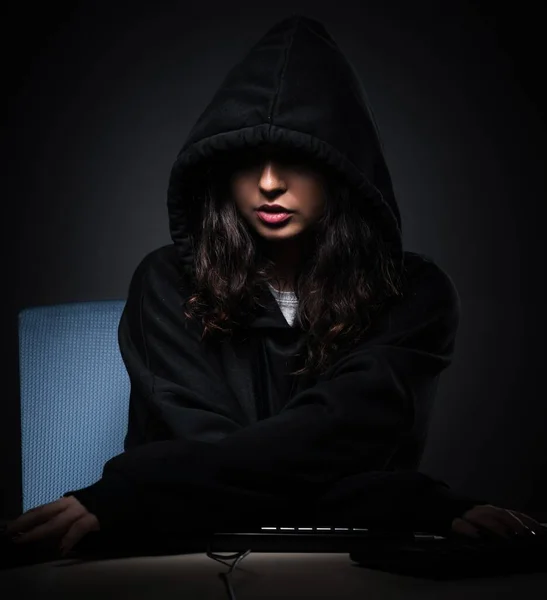 Жіночий Хакер Зламує Брандмауер Безпеки Пізно Офісі — стокове фото