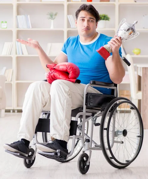 轮椅受伤后康复的残疾拳击手 — 图库照片